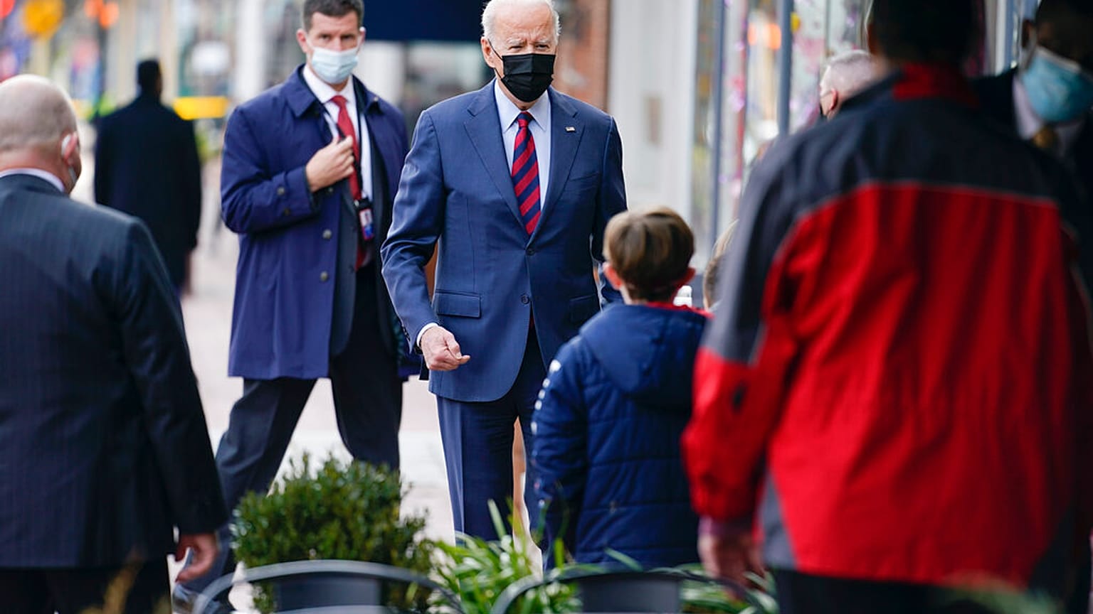 Le président Joe Biden après sa visite du magasin Honey Made à Washington, mardi 25 janvier 2022.