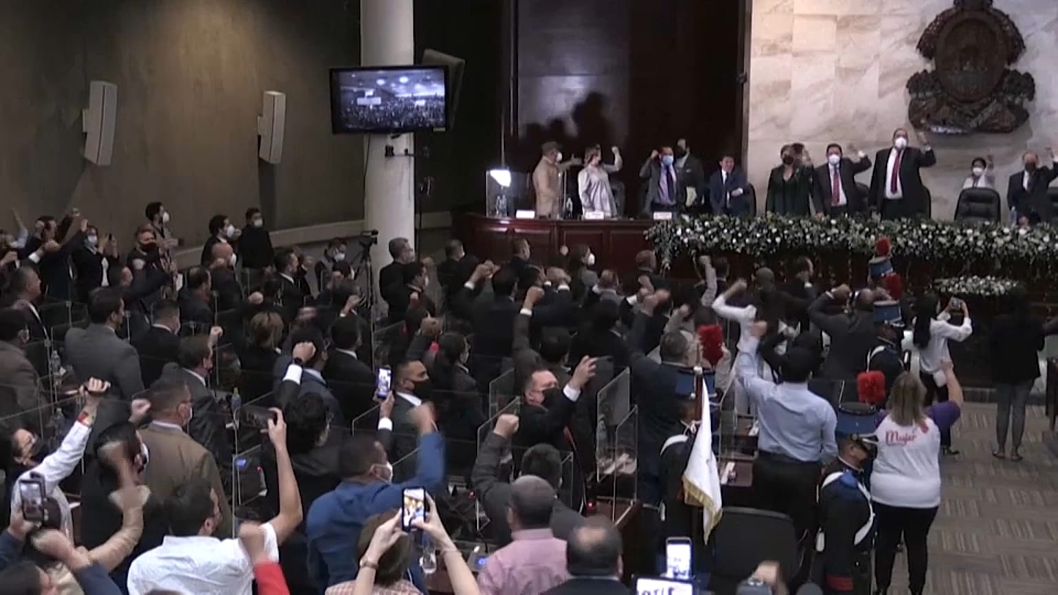 El parlamento hondureño eligió presidente a Luis Redondo, quien con diez diputados asegura la mayoría de Castro. 