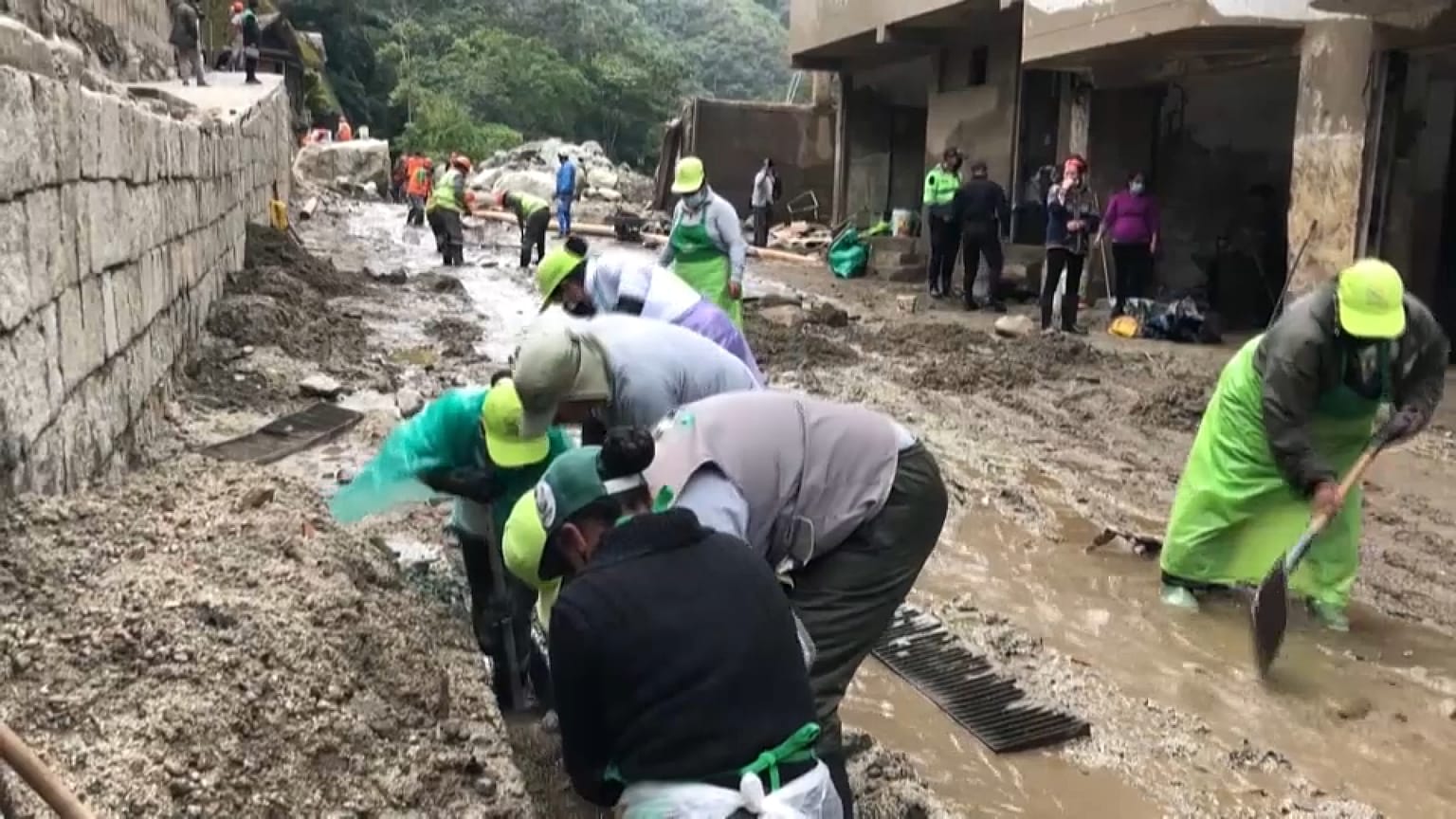 Labores de limpieza en el pueblo de Machu Picchu tras la inundación del río Alcamayo. Perú 25/1/2022