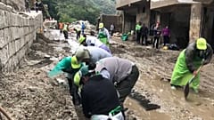 Labores de limpieza en el pueblo de Machu Picchu tras la inundación del río Alcamayo. Perú 25/1/2022