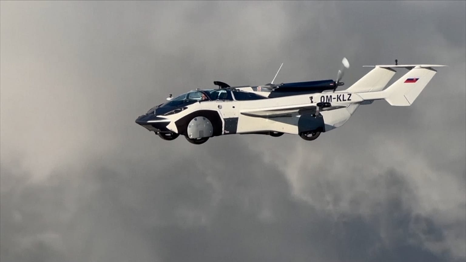 Slovakya'da üretilen uçan araba AirCar havacılık ajansından onay aldı