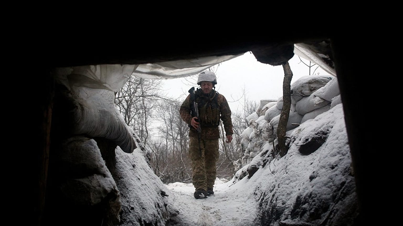 Un militare ucraino di pattuglia nella regione orientale di Lugansk