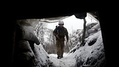 Un militare ucraino di pattuglia nella regione orientale di Lugansk