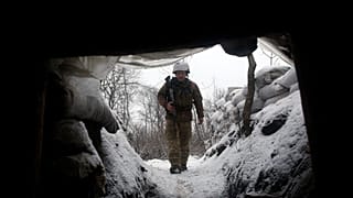 Un militare ucraino di pattuglia nella regione orientale di Lugansk