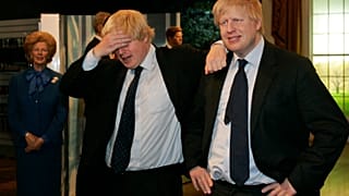 Boris Johnson posa al lado de su escultura de cera en Londres.
