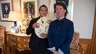 Los herederos posan con la cerámica que han convertido en arte digital