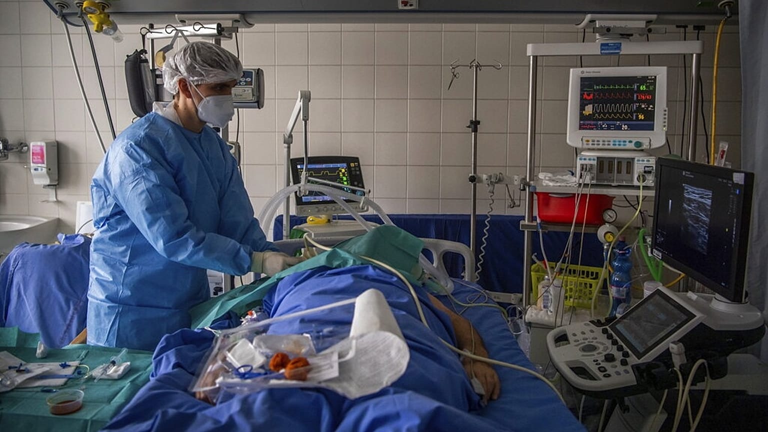 koronavírusos beteget kezelő orvos a Honvéd kórházban