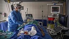 koronavírusos beteget kezelő orvos a Honvéd kórházban