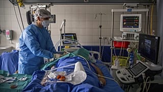 koronavírusos beteget kezelő orvos a Honvéd kórházban