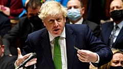 Boris Johnson während des Rededuells mit Oppositionschef Sir Keir Starmer