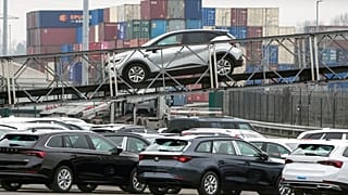 Vehículos de fabricación alemana en el puerto de Duisburg, Alemania
