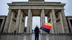 Kalt, grau und regnerisch wie die Konjunturaussicht - Blick vom Pariser Platz aufs Brandenburger Tor