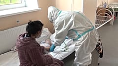 Madre con su hijo hospitalizado. Rusia 25/1/2022