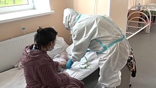 Madre con su hijo hospitalizado. Rusia 25/1/2022