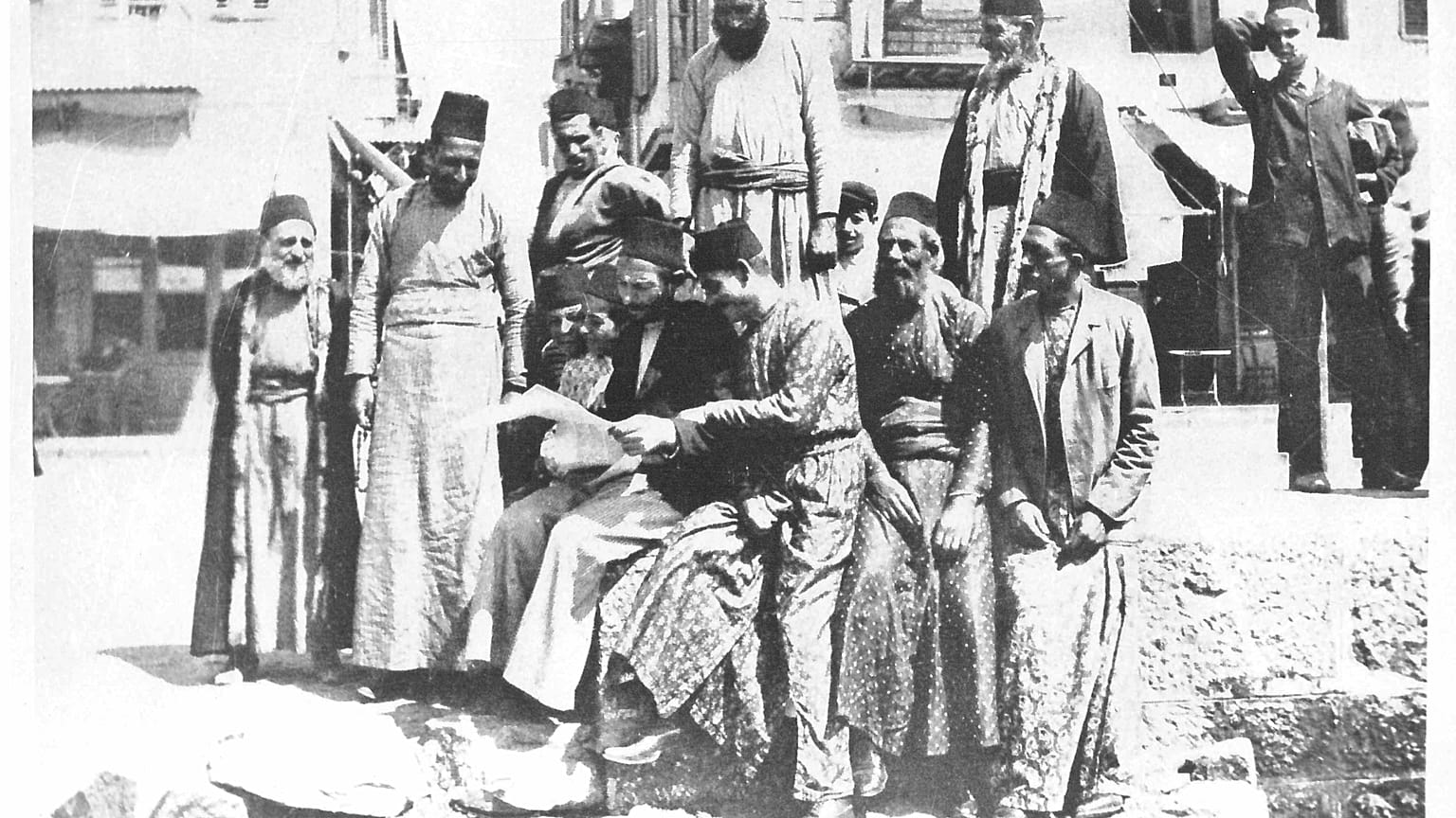A group of Jews reading the newspaper in the streets of Thessaloniki in the early 1900s