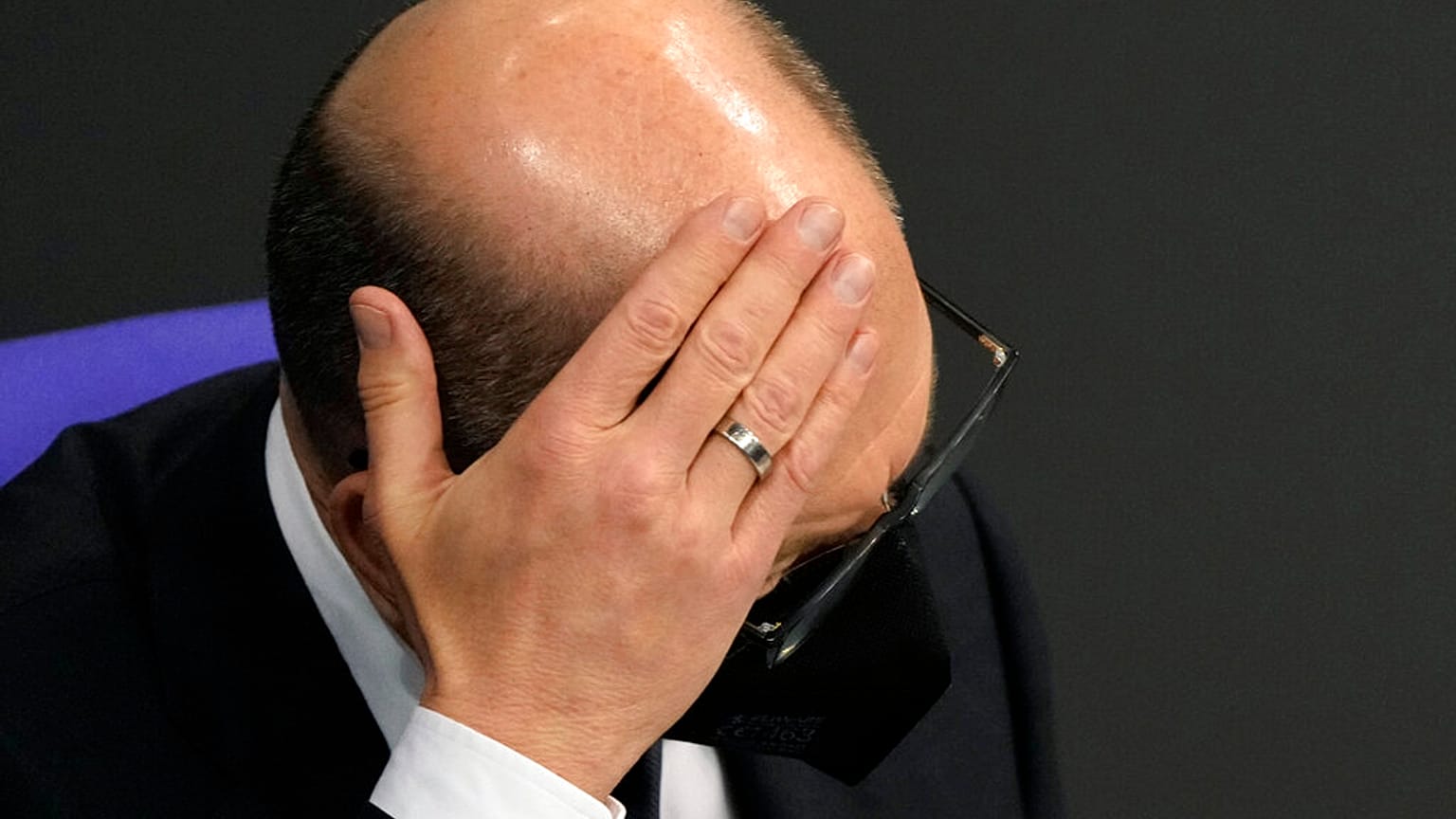 Olaf Scholz német kancellár a parlamenti vitát hallgatva - Bundestag, 2022. január 26.