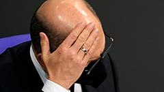 Olaf Scholz német kancellár a parlamenti vitát hallgatva - Bundestag, 2022. január 26.
