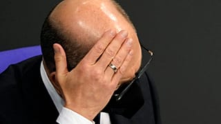 Olaf Scholz német kancellár a parlamenti vitát hallgatva - Bundestag, 2022. január 26.
