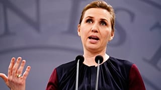 La premier danese Mette Frederiksen durante la conferenza stampa a Copenaghen. 
