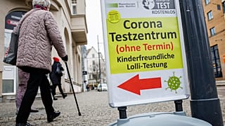 Testzentren, wie dieses hier in Halle, haben derzeit angesichts steigender Zahlen viel zu tun.
