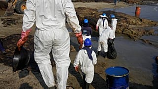 takarítják az olajfoltot a tenger felszínéről a Thai-öbölben