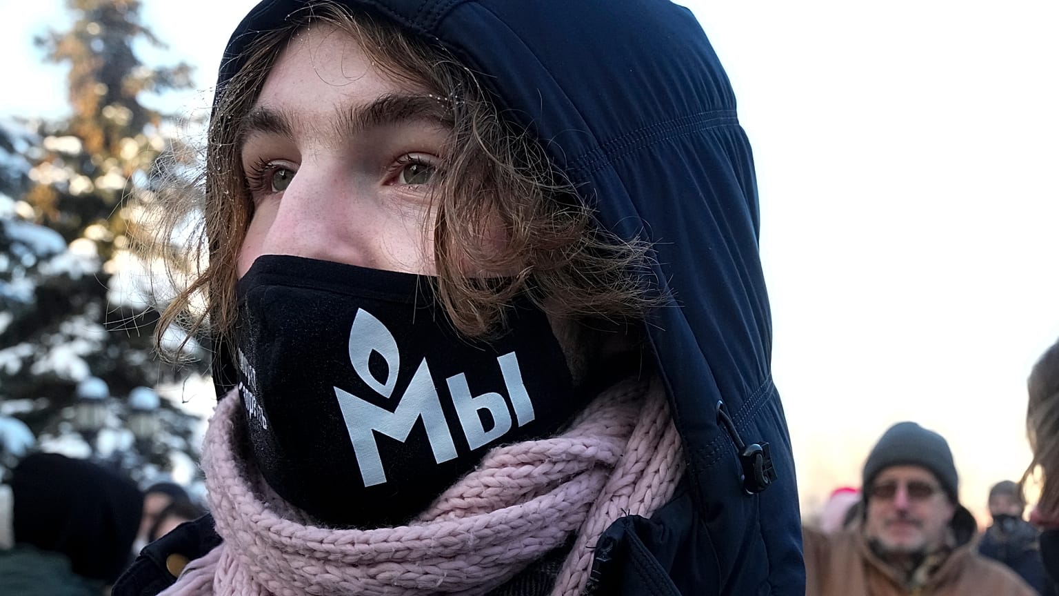 В конце декабря у судов в Москве, принимавших решения о ликвидации, стояли сторонники движения в масках с надписью "Мемориал не запретить!"