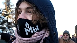 В конце декабря у судов в Москве, принимавших решения о ликвидации, стояли сторонники движения в масках с надписью "Мемориал не запретить!"