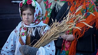 Девочка в народном украинском костюме на праздновании Рождества под Киевом