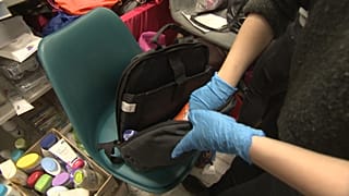 Önkéntesek segítségével pakolják tele az adományozott táskákat