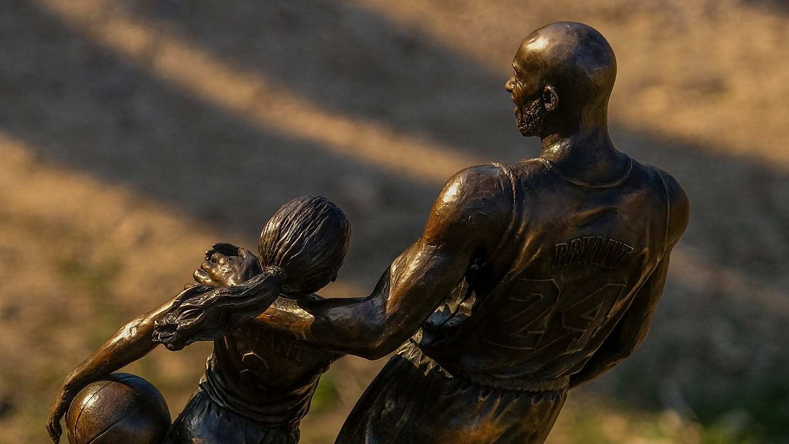 Amerikalı basketbolcu Kobe Bryant'ın hayatını kaybettiği kaza yerine kızının da bulunduğu heykeli dikildi 