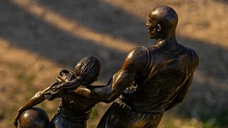 Amerikalı basketbolcu Kobe Bryant'ın hayatını kaybettiği kaza yerine kızının da bulunduğu heykeli dikildi 