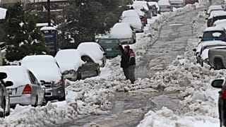صورة من الأرشيف لعاصفة ثلجية ضربت عمان في 2015