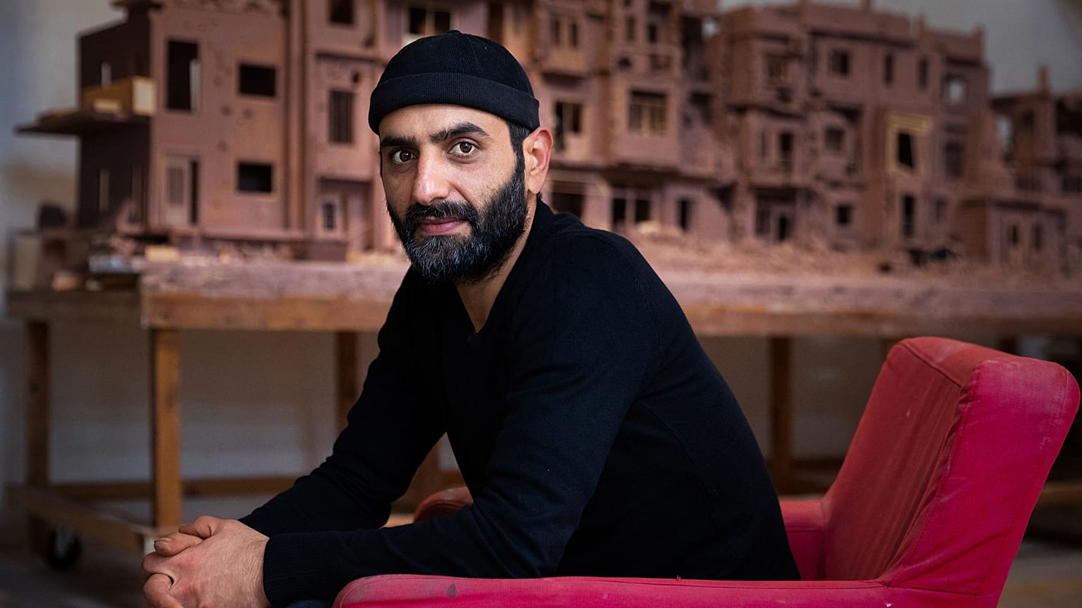 Der syrische Bildhauer Khaled Dawwa in seinem Atelier vor seiner Skulptur "Voici mon coeur" (21.10.2021)