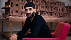 Der syrische Bildhauer Khaled Dawwa in seinem Atelier vor seiner Skulptur "Voici mon coeur" (21.10.2021)