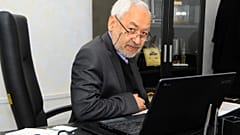 رشيد الغنوشي، رئيس البرلمان التونسي المعلق ورئيس حزب النهضة الإسلامي في منزله أثناء مقابلة. 