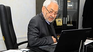 رشيد الغنوشي، رئيس البرلمان التونسي المعلق ورئيس حزب النهضة الإسلامي في منزله أثناء مقابلة. 