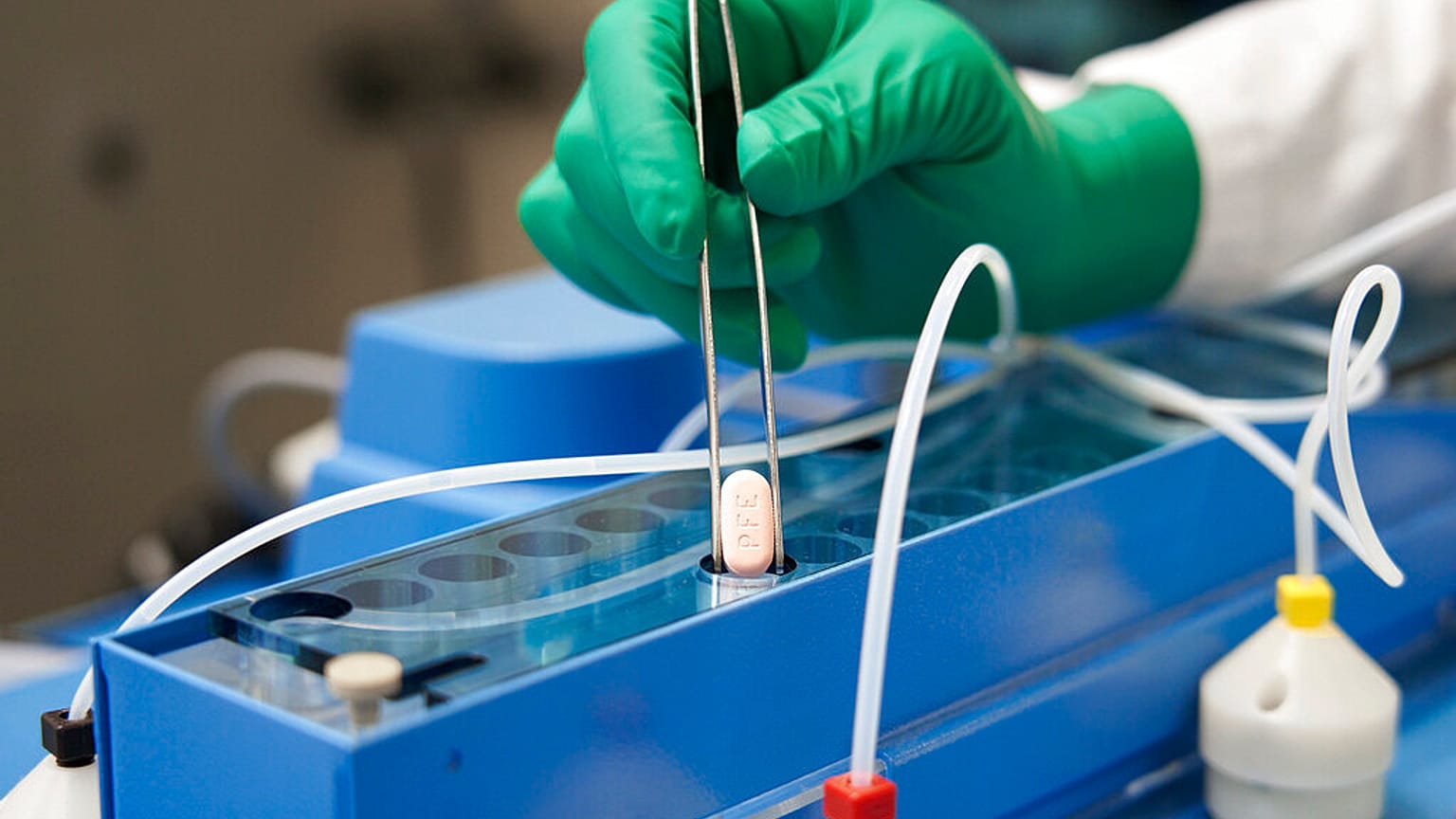 Imagen facilitada por Pfizer de uno de los comprimidos de Paxlovid COVID-19.