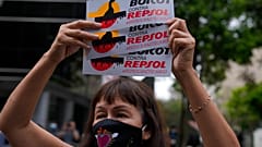 Demonstrantin vor der Repsol-Zentrale in Lima