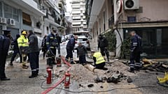 Συνεργεία της ΔΕΠΑ στο σημείο της διαρροής στο Παγκράτι