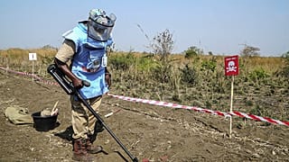 Ein VN-Mitarbeiter überprüft den Boden auf Sprengsätze