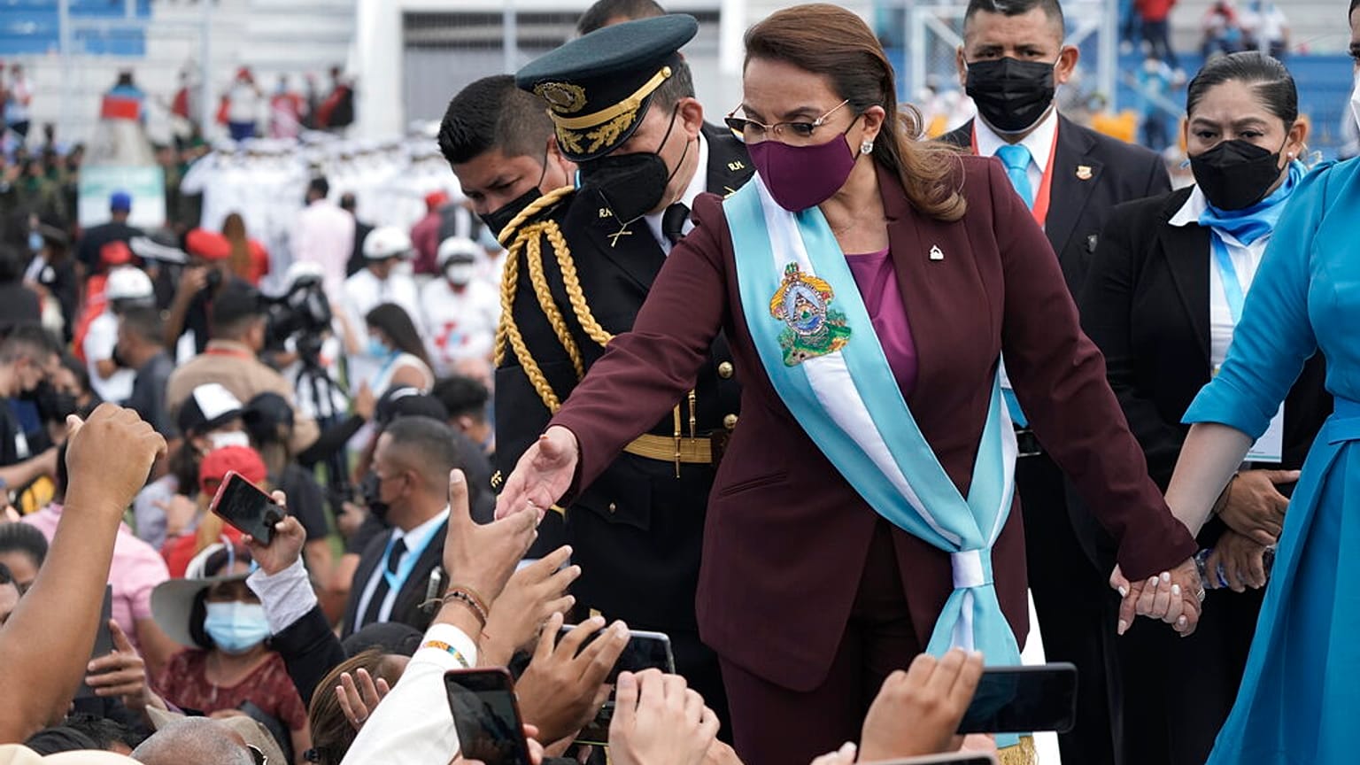 Xiomara Castro saluda a los ciudadanos durante la ceremonia de juramentación