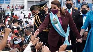 Xiomara Castro saluda a los ciudadanos durante la ceremonia de juramentación