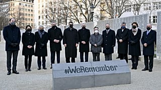 Israels Außenminister Yair Lapid besucht am Internationalen Holocaust-Gedenktag, die Namensmauer im Ostarrichi-Park in Wien.