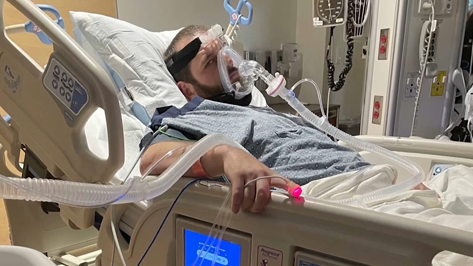 El paciente D.J. Ferguson en una cama de hospital