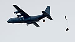 طائرة عسكرية دنماركية من طراز C-130 Hercules خلال تمرين هبوط جوي فوق معسكر Oksboel العسكري في الجزء الغربي من جوتلاند ، الدنمارك. 2013/01/14