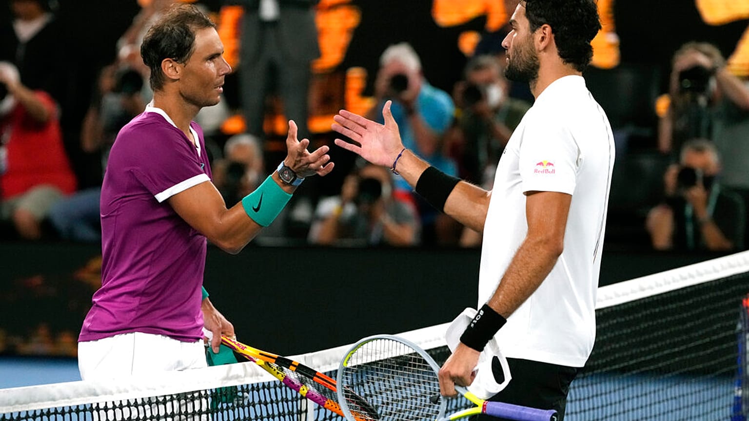 Nadal e Berrettini si congratulano l'un l'altro al termine dell'incontro
