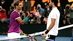 Nadal e Berrettini si congratulano l'un l'altro al termine dell'incontro