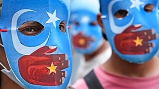 Diákok viselnek az ujgurok mellett, a kínai agresszióval szembeni kiállást reprezentáló maszkokat a dzsakartai kínai nagykövetség előtt január 14-én