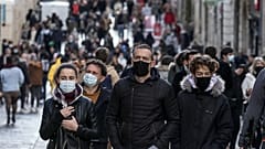 شارع سانت كاترين في بوردو، جنوب فرنسا، في 27 نوفمبر 2021