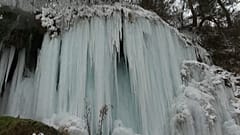 Toplita-Wasserfall in Rumänien gefroren